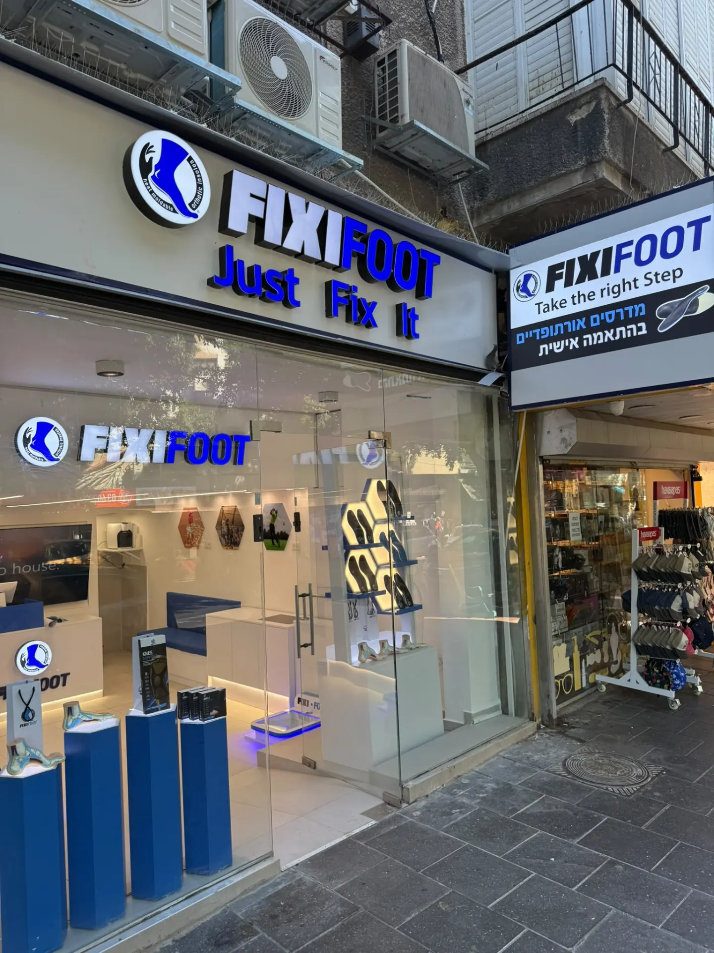 חזית סניף FIXIFOOT ברמת גן עם שילוט מואר של המותג